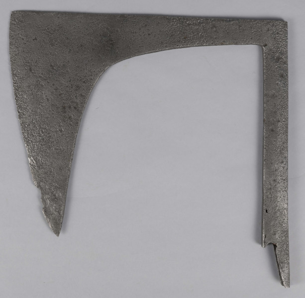 1890/A/ML - Ostrze półwachlarzowate, broda ostro zakończona. Na szyjce nieregularna puncaz krzyżykiem w środku. Osada z kapturkiem dłuższa od ostrza.