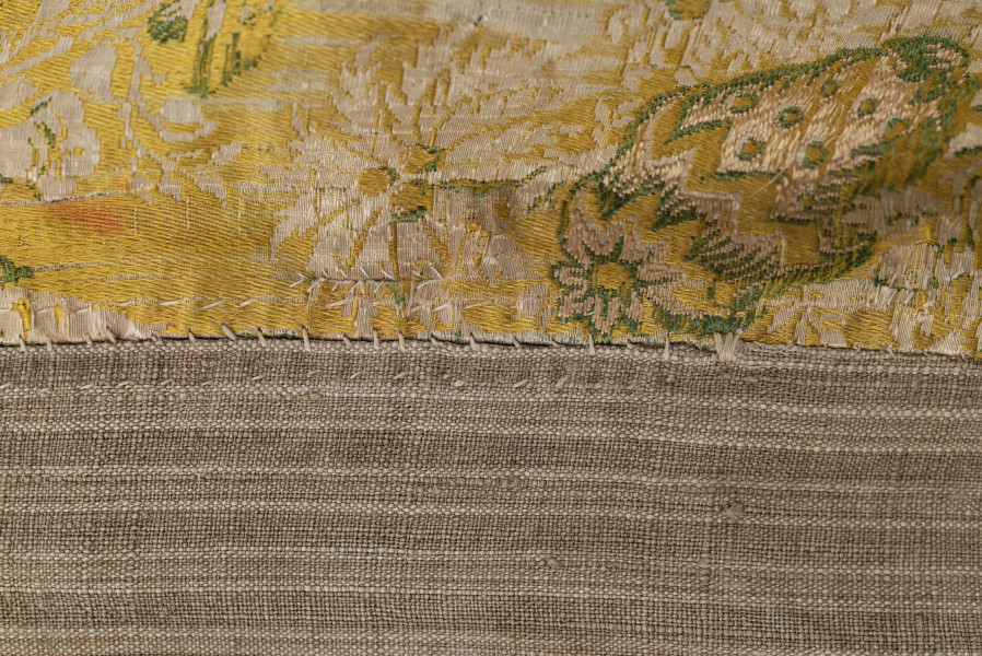 E/880/ML - Spódnica wykonana z brokatu, różnobarwna w kwiaty. Przewaga koloru złotego. Posiada lnianą podszewkę. Na przodzie wstawione lniane płótno w pasy. Noszona przez zamężne kobiety, bogate mieszczki tarnogrodzkie.