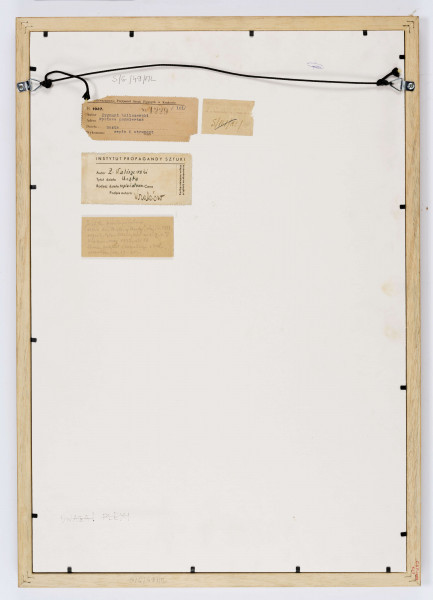 Scena rodzajowa we wnętrzu. W centrum, z lekkim przesunięciem na prawo ukazany perspektywicznie długi stół z zasiadającymi wokół biesiadnikami. Na pierwszym planie, widziana od tyłu sylwetka kobiety w długiej sukni z trenem, w jej prawej ręce kielich napełniany przez stojącego obok mężczyznę. Z lewej wychylony ku tyłowi mężczyzna z ozdobionym piórem kapeluszem w ręku. Po obu stronach stołu kilka postaci, jedna z nich, po prawej przechylona na stół. Na stole nakrycia i puchar. Za stołem, po prawej fr. architektury oraz kobieta niosąca dzban. Z lewej, przy krawędzi zarys budynku, w głębi, na tle pokrytego plamami chmur nieba wieża w kształcie ostrosłupa z kulą w zwieńczeniu. Przedstawienie szkicowe, bez dbałości o szczegóły. Elementy zaznaczone swobodną szarą plamą i podkreślone niebieską, atramentową kreską z akcentami wyraźnego obrysu tuszem.
