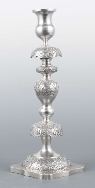 S/Mt/501/ML - Stopa okrągła nacokoliku kwadratowym z profilowanym brzegiem, trzon tralkowaty z talerzykiem i dwoma kołnierzami, tulejka w kształcie kielicha. Na brzegu stopy, kołnierzykach i w górnej części trzonu moletowany wzór wici roślinnej z kwiatami -  ornamenty polerowanę na zmatowionym tle. Na talerzyku wzór lancetowatych liści. 
Na boku cokolika słabo czytelna sygnatura majuskułą w prostokątach:
- I.SZTERN
- dodatkowy znak warsztatowy w postaci cyrklowej rozetki
- znak probierni warszawskiej z monogramem probierza 