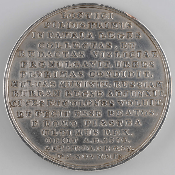 N/8828/ML - AV. Ukoronowane popiersie króla w profilu w lewo, z tarczą herbową Rusi Czerwonej. Na górze, w półkolu napis rozdzielony przez koronę:
CASIMIRUS - MAGNUS
Monogram: H.

RV. Szesnastowierszowy napis:
LOCTICI / FILIUS, PRIMUS / IN PATRIA LEGES / COLLECTAS, ET / REDACTAS VISLICIAAE /  PROMULGAVIT, URBES / PLURIMAS CONDIDIT, / MULTAS MUNIVIT, RUSSIAM / RUBRAM REGNO ADJUNXIT, / CIVEM ET COLONOS VOLUIT, / ET FECIT ESSE BEATOS, / E DOMO PIASTEA / ULTIMUS REX. / OBIT A.D.1370. / AETAT:60. REG:33. / D.5.NOVEMB:
