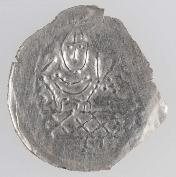 N/2830/ML - Wskutek ułamania monety widoczna jest jedna z dwóch postaci stojacych obok siebie, w spiczastych hełmach, na wprost. U dołu pozioma listwa wypełniona krzyżykami.