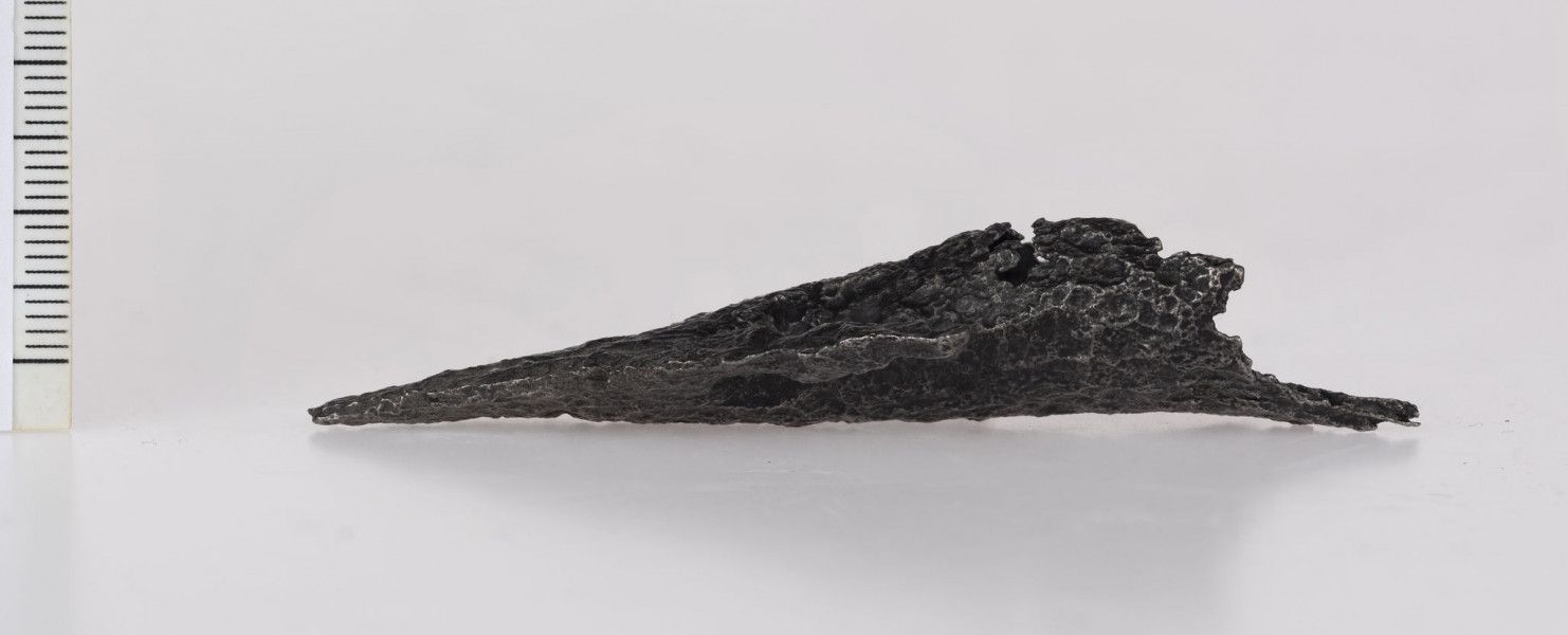 1626/A/ML - Grot dzirytu z zadziorami. Mały, żelazny, krótki grot dzirytu posiada szeroko rozstawione zadziory. Na krawędzi tulejki znajduje się trzeci zadzior. Tulejka jest niedokuta. Przedmiot ten jest najbliższy harpunom – narzędziom do połowu ryb – znanym z trzech grobów na cmentarzysku w Oblinie na Mazowszu, które datowane są na drugą połowę II w. n.e.