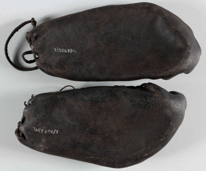 E/3028/ML - Kierpce skórzane ciemnobrązowe, z plecionką ściągającą brzeg, z otworami po bokach.