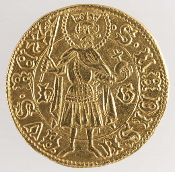 N/8833/ML - AV. W otoku perełkowym czterodzielna tarcza, a w niej: belki, oprzel morawski, podwójny krzyż, belki. Na zewnątrz pomiedzy dwiema obwódkami legenda dookolna:
+ L A D I S L A V S  D  G  R  V N G A R I E

RV. W otoku liniowym w pozycji stojącej na wprost ukoronowany władca w aureoli, w prawej ręce trzymajacy topór, a w lewej jabłko królewskie. Na poziomie bioder władcy po lewej stronie litera H, po prawej G. Głowa postaci oraz nogi wykraczają poza otok przedzielając legendę o treści:
 S  L A D I S L  -  A V S  R E X

