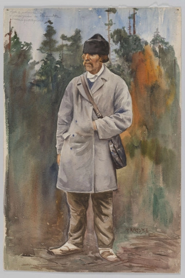 S/G/90/ML S/G/90/ML - Portret starszego mężczyzny na tle pejzażu leśnego. Ujety w calej postaci, 3/4 w lewo. Ogorzała twarz z wydatnym nosemi wąsami, włosy proste, ścięte równo. Na głowie zakrywająca czoło czarna, futrzana czapka o stożkowatym zakończeniu. Ubrany w jasny, dwurzędowy płaszcz do kolan. Kołnierz z klapkami, takież kieszenie. Lewa ręka ugieta w łokciu, dłoń schowana za połę płaszcza, od prawego ramienia na skos zawieszona torba widoczna przy lewym boku. Pod szyją biała koszula z kołnierzykiem i fragment swetra. W tle widoczny las. Drzewa o rozmytych, miękkich konturach, budowane plamami przenikajcych się kolorów.
sygn. p.d. : K. RAYSKI