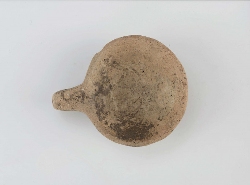 czerpak; dno spłaszczone, niewyodrębnione, ścianki rozchylone na zewnątrz, krawędź ścięta płasko; ucho wałkowate, duże, grube wystające ponad krawędź