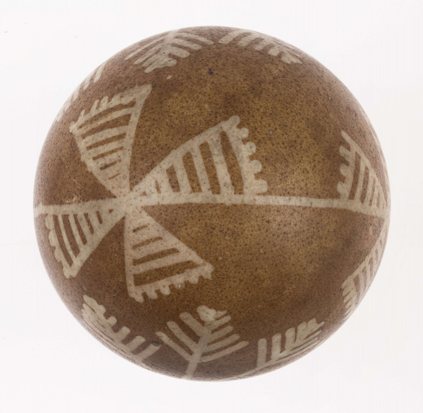 E/1039/ML - Technika batik. Podział podłużny na 2 części. Motyw gwiazdy, krzyża, swastyki. Barwa tła brązowa, barwa motywu biała i ceglasta.