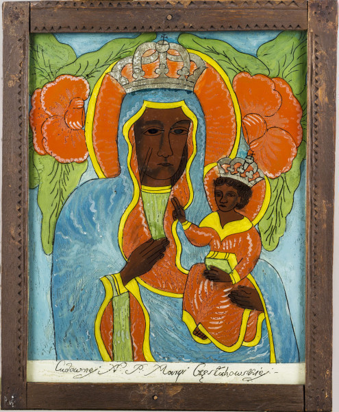 Obraz na szkle. Oprawiony w drewnianą ramkę, szer. 2,5 cm, gr. 1,2 cm. Powierzchnia ramki pokryta rzeźbionym ornamentem składającym się z pasa ząbków biegnących pionowo wzdłuż ramki. Zbita jest drewnianymi ćwiekami umieszczonymi w rogach i użytymi jako dekoracja . Tematem jest Matka Boska Częstochowska trzymająca Dzieciątko, które lewą rączką podtrzymuje księgę, prawą zaś błogosławi. Linie rysunku cienkie i delikatne. Tło obrazu niebieskie. Twarze zaznaczone linią, pociągnięte brązowa farbą., modelowane ciemniejszymi plamami nad oczami, koło ust i nosa oraz na policzkach. Podobnie potraktowane są ręce. Płaszcz MB niebieski podbity pomarańczowym, obramowanie żółte. Suknia koloru jasnozielonego. Chrystus w szacie pomarańczowej ozdobionej na żółto. Korony srebrne. Nimby pomarańczowe z żółtym obramieniem. W tle duże pomarańczowe kwiaty z zielonymi liśćmi. Fałdy szat, blask nimbu zaznaczone białą farbą, liniami prostymi lub wężykiem.