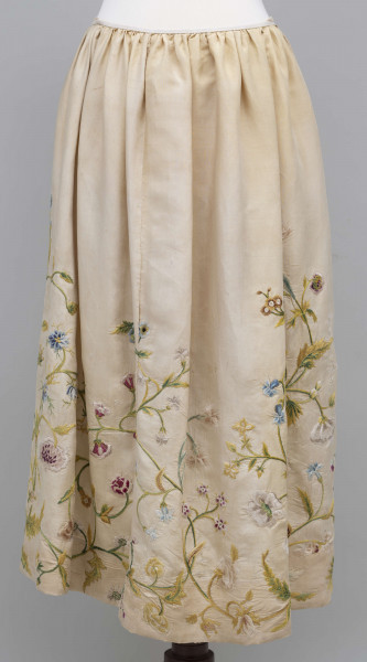 E/890/ML - Zapaska wykonana z jedwabiu koloru kremowego. Haftowana w kolorowe kwiaty. Haft płaski cienowany.