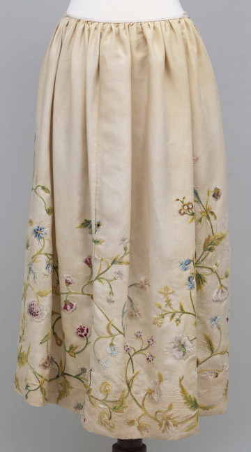 E/890/ML - Zapaska wykonana z jedwabiu koloru kremowego. Haftowana w kolorowe kwiaty. Haft płaski cienowany.