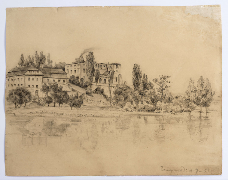 Widok zamku Miączyńskich w Zawieprzycach w ujęciu od strony Wieprza. Na pierwszym planie szeroka płaszczyzna rzeki z odbijającymi się w wodzie zarysami zarośli i drzew założenia parkowego. Bryła pałacu lekko na lewo od osi, dwupiętrowa, z dwoma wąskimi ryzalitami. Pomiędzy nimi arkadowa loggia z kolumnadą i tarasem. Po lewej zabudowania zespołu pałacowego nakryte naczółkowymi dachami. Ponad nimi widoczne korony drzew.
