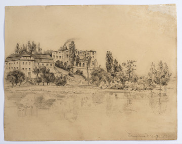 Widok zamku Miączyńskich w Zawieprzycach w ujęciu od strony Wieprza. Na pierwszym planie szeroka płaszczyzna rzeki z odbijającymi się w wodzie zarysami zarośli i drzew założenia parkowego. Bryła pałacu lekko na lewo od osi, dwupiętrowa, z dwoma wąskimi ryzalitami. Pomiędzy nimi arkadowa loggia z kolumnadą i tarasem. Po lewej zabudowania zespołu pałacowego nakryte naczółkowymi dachami. Ponad nimi widoczne korony drzew.
