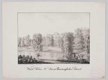 S/G/699/ML - Widok pałacu Czartoryskich wśród rozległego pejzażu łachy wiślanej. Na pierwszym planie pas rzeki, nad brzegiem spacerująca para, po prawej, na wodzie łódka z grupą pasażerów. Na drugim planie część założenia parkowego - tzw. Ogród dolny z bogatym drzewostanem. Przy lewej krawędzi altanka - Domek Chiński. Ponad kępami drzew, w głębi na osi tylna elewacja zbudowanego nad zboczem skarpy pałacu. Założenie z narożnymi alkierzami i przewyższającym całość ryzalitem w centrum. Z przodu, na obmurowanym zboczu taras z balustradą. W górnej partii kompozycji szeroki pas nieba. Przedstawienie szczegółowe, modelowane miękkimi, roztartymi smugami.