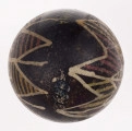 E/1329/ML - Technika batik. Motyw gwiazdy. Barwa tła brązowa, barwa motywu biała, żółta i różowa.