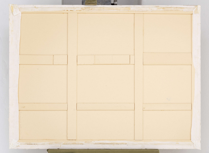 Scena rodzajowa. Na tle białej płaszczyzny śniegu korowód wieśniaków zmierzających do cerkwi, której fragment ukazany w lewym górnym rogu. Ustawione w ukośny szereg postacie zajmują centrum kompozycji. Ciemne szaro-brunatne ubrania ludzi kontrastują z bielą tła. Kolorystyka ożywiona niebieskimi, czerwonymi, żółtymi akcentami kobiecych chustek i niesionych w procesji chorągwi. W głębi fragment łagodnego stoku, którego krawędź wyznaczają zielone plamy drzew. Nad nimi błękitny pas zachmurzonego nieba. Przedstawienie uzyskane za pomocą swobodnych, nakładających się plam kolorów.
sygn. śr. d.:T.axentowicz