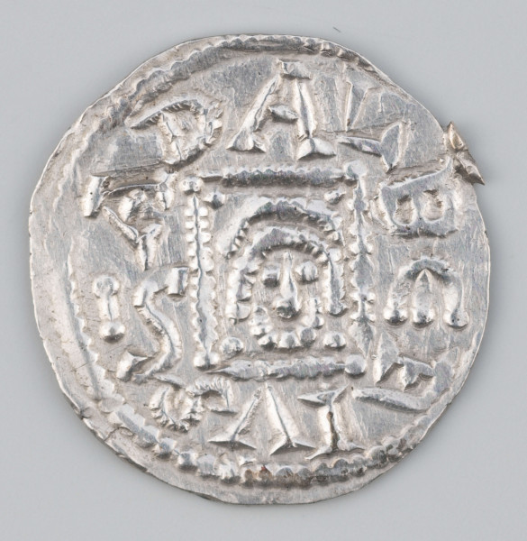 N/Mon/5/ML - AV. W otoku książę siedzący na tronie głową na wprost z mieczem na kolanach. Legenda dookolna: B O L E Z L A V S
Litera Z swoim kształtem przypomina S, ostatnia litera legendy położona.
RV. W prostokątnej perłowej ramce głowa św. Wojciecha. W kątach ramki pojedyncze perełki. W otoku legenda:
S  A D A L B E R T U S
