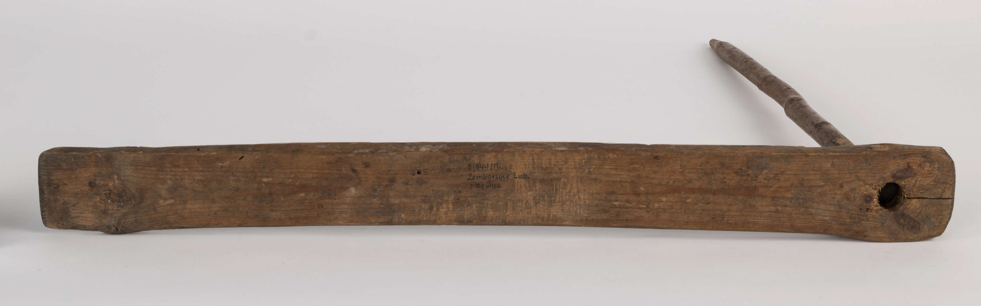 E/944/ML - Przęślica krężołkowa z przysiadką. Złożona z grubej poziomej przysiadki, w której przy jednym końcu osadzona jest pionowa beleczka, zw. piórem. Krężla brak. Podstawa ma przekrój kwadratowy. Przęślica wykonana z drewna sosny, pióro z leszczyny. Zarówno pióro, jak i przysiadka, nie jest pokryta żadnym ornamentem. Służyła do umocowywania wełny, lnu czy konopi, przy wiciu przędzy za pomocą wrzeciona.