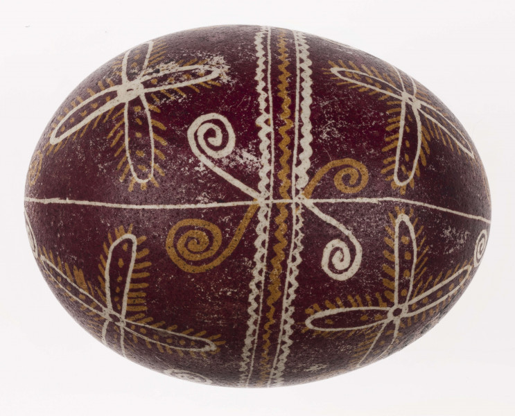 E/1125/ML - Technika batik. Podział podłużny na 4 części, podział poprzeczny 2 części. Motyw swastyki i krzyża. Barwa tła ciemnoburaczkowa, barwa motywu biała i żółta.