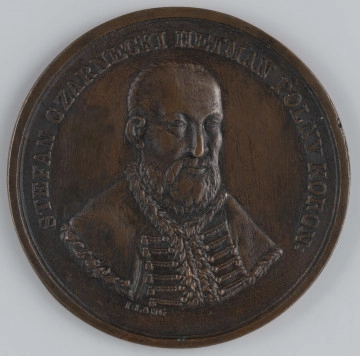 N/2236/ML - AV. Popiersie hetmana en trois-quarts w prawo, z odkrytą głową. W otoku napis rozdzielony na dole przez wizerunek:
STEFAN CZARNECKI HETMAN POLNY KORON:
Sygnatura: I:LANG

RV. Ośmiowierszowy napis:
STEPH.CZARNECKI / PALAT.KIOV.DVX CAMP. / EXERC.REGNI POLONIAE / SUUM IN PERICULO / PATRIAE / DEFENSOR ET VICTOR / DEC.A.MDCLXV. / S.M.S.
