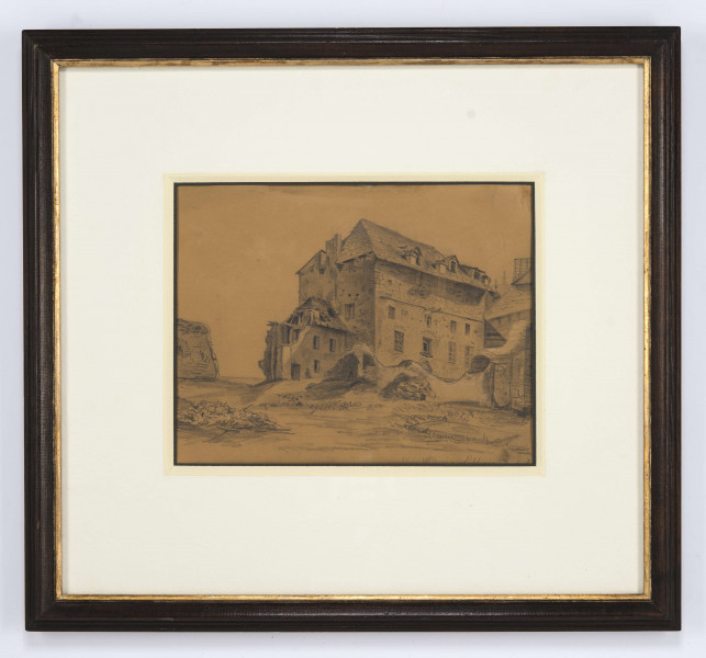 Widok Domu Mansjonarskiego w Lublinie w ujęciu od północno zachodniego narożnika z małą, nieistniejąca obecnie przybudówką od północy. Zachodnia, dłuższa elewacja z dwoma rzędami prostokątnych okien. Przed domem, na pierwszym planie fragment placu i pozostałości po wyburzeniu fary św. Michała. 
