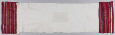 E/4943/ML - Ręcznik lniany, z haftem na obu końcach. Haft tkany na warsztacie. Wzór tworzą pasy w kolorach: czerwonym, pomarańczowym i granatowym oraz szlak złożony z rombów i serduszek. Szerokość kolorowego szlaku - 16 cm.