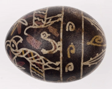 E/1323/ML E/1323/ML - Technika batik. Podział poprzeczny na 2 nierówne części. Motyw zwierzęcy (koza, ptaszki) i roślinny. Barwa tła czarna, barwa motywu biała, żółta i ceglasta.