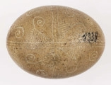 E/1334/ML - Technika batik. Podział podłużny na 4 części, poprzeczny na 2. Motyw swastyki. Barwa tła brązowa, barwa motywu biała.