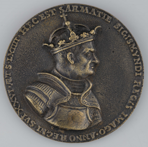 N/1492/ML - AV. Ukoronowane popiersie króla; głowa w profilu, tors en trois - quarts w prawo, w zbroi. W otoku napis:
HEC EST SARMATIE SIGISMVNDI REGIS IMAGO . ANNO REGNI SVI XXVI . AETS . LXIIII . 

RV. Ukoronowany polski orzeł z przeplecionym wokół tułowia monogramem króla - literą S. W otoku napis przedzielony u góry koroną:
IOHA - NNES MARIA PATAVINVS . F . ANNO DOMINI NOSTRI . M . D . XXXII .
W napisach w miejscu kropek znaki międzywyrazowe w postaci kuleczek.

Na linii poziomej po obydwu stronach obrzeża nagwintowane otwory o średnicy 2,1 mm