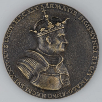 N/1492/ML N/1492/ML - AV. Ukoronowane popiersie króla; głowa w profilu, tors en trois - quarts w prawo, w zbroi. W otoku napis:
HEC EST SARMATIE SIGISMVNDI REGIS IMAGO . ANNO REGNI SVI XXVI . AETS . LXIIII .
RV. Ukoronowany polski orzeł z przeplecionym wokół tułowia monogramem króla - literą S. W otoku napis przedzielony u góry koroną:
IOHA - NNES MARIA PATAVINVS . F . ANNO DOMINI NOSTRI . M . D . XXXII .
W napisach w miejscu kropek znaki międzywyrazowe w postaci kuleczek.
Na linii poziomej po obydwu stronach obrzeża nagwintowane otwory o średnicy 2,1 mm