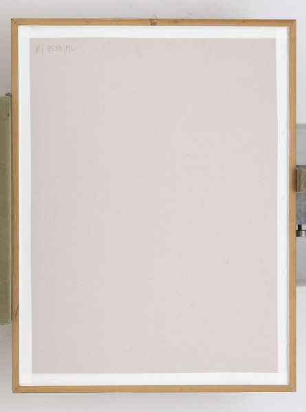 Widok Bramy Krakowskiej wraz z fragmentami przylegających kamienic. Bryła bramy w centrum, na osi. Budynek bramy z wysuniętym przedbramiem zwieńczonym trzema wieżyczkami i blankowaniem (krenelażem). W przyziemiu półkolisty przejazd, nad nim nisza z obrazem Matki Boskiej. Z tyłu wieża bramna na planie kwadratu, górna kondygnacja na planie ośmioboku, z tarczą zegarową na osi. Poniżej zegara napis: CIEPŁA 14. Brama zwieńczona barokowym hełmem z latarnią. Przed bramą fragment ulicy z sylwetkami spacerujących przechodniów. Bryła budowli określona rozjaśnioną żółcienią, miejscami nałożone plamy bruntatnej czerwieni i cieniowania w tonaji szarości.  