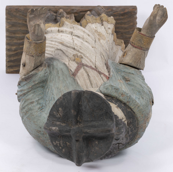 E/8422/ML - Rzeźba drewniana, pełna, polichromowana, przedstawiająca św. Jana Nepomucena. Zakomponowana frontalnie, z rękoma zgiętymi w łokciu i lekko rozłożonymi. Twarz owalna, pomalowana białą farbą. Małą broda i krótkie czarne wąsy. Nos krótki, prosty. Oczy owalne podkreślone czarnym konturem. Brwi łukowate, wąskie, czarne. Włosy czarne, ułożone w pukle. Na głowie czarny biret. Długa czarna sutanna, biała komża ozdobiona u dołu złotą koronką. Na piersiach krzyż, zawieszony na łańcuchu. Na komżę narzucona jasnoniebieska peleryna. Stopy lekko rozstawione. Obuty w sandały o jednym pasku. 

Konserwacja: 1990 r.