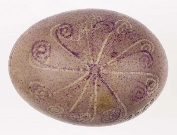 E/1369/ML - Technika batik. Podział podłużny na 2 części. Motyw słońca. Barwa tła brązowa, barwa motywu biała i fioletowa.