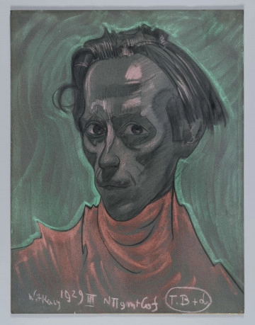 S/G/1223/ML - Portret mężczyzny. Ujęty w popiersiu, głowa 3/4 w lewo. Twarz szczupła, pociągła, o ostrych rysach. Czoło wysokie, wydłużony nos, głęboko osadzone oczy. Policzki zapadnięte, o wystających kościach, wąskie usta. Włosy z przedziałkiem, rozrzucone. Szyja i ramiona zasłonięte udrapowaną, czerwoną tkaniną. Obrys głowy wykonany zdecydowaną, mocną kreską, twarz modelowana światłocieniowo.
