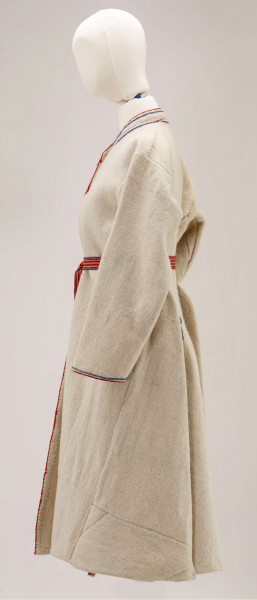 Sukmana kobieca, odświętna, szyta ręcznie z samodziałowego, folowanego sukna w kolorze białym. Nieodcinana w talii, przody bez zapięcia. Rękawy długie, lekko zwężone ku dołowi. Na bokach poniżej talii wstawione trójkątne kliny, które tworzą fałdy. W szwach łączących przody z klinami – tzw. ślepe kieszenie. Ozdobiona czerwonym i granatowym sznureczkiem wełnianym: na kołnierzyku, na przodzie,  dole rękawów oraz na bokach poniżej talii i przy kieszeniach. Często przepasywana była wełnianą krajką.