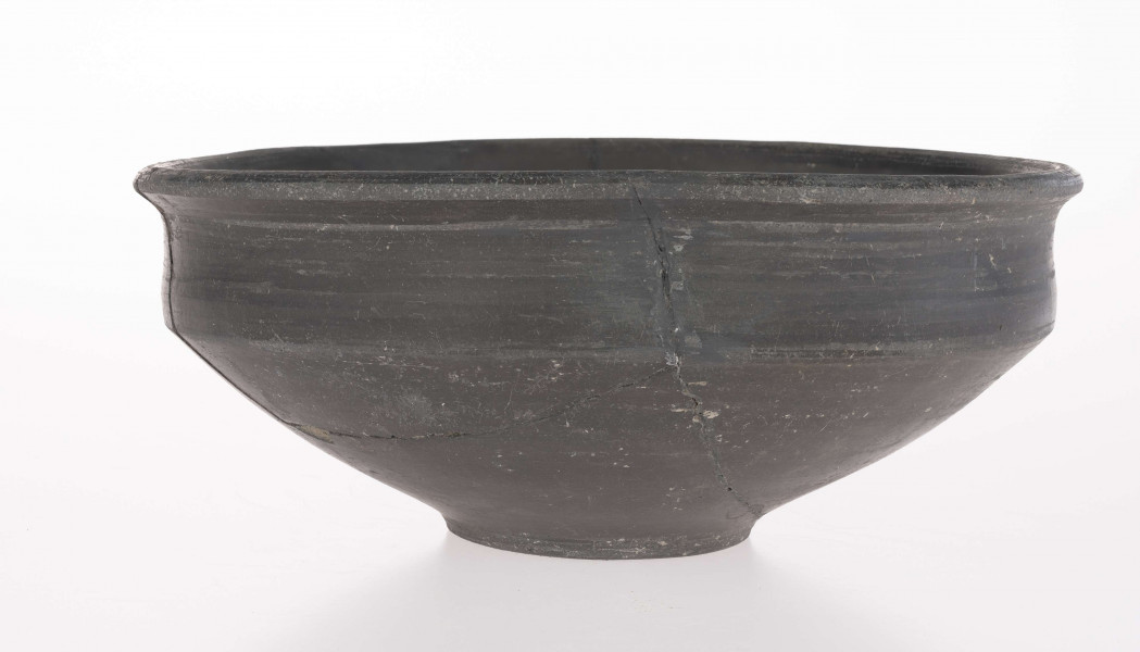 Misa dwustożkowata o ostro profilowanym brzuścu; krawędź zaokrąglona, wywinięta na zewnątrz; dno lekko wyodrębnione, nieco wklęsłe z dołeczkiem w środku; powierzchnia wygładzone i wyświecona