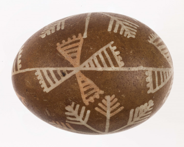 E/1039/ML - Technika batik. Podział podłużny na 2 części. Motyw gwiazdy, krzyża, swastyki. Barwa tła brązowa, barwa motywu biała i ceglasta.