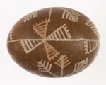 E/1039/ML - Technika batik. Podział podłużny na 2 części. Motyw gwiazdy, krzyża, swastyki. Barwa tła brązowa, barwa motywu biała i ceglasta.