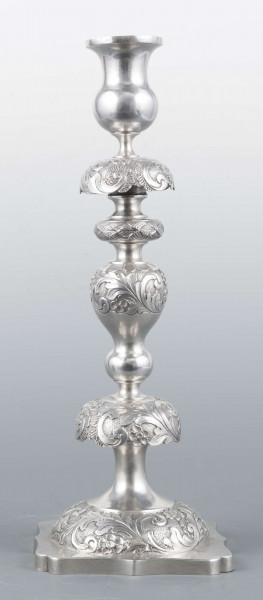 S/Mt/501/ML - Stopa okrągła nacokoliku kwadratowym z profilowanym brzegiem, trzon tralkowaty z talerzykiem i dwoma kołnierzami, tulejka w kształcie kielicha. Na brzegu stopy, kołnierzykach i w górnej części trzonu moletowany wzór wici roślinnej z kwiatami -  ornamenty polerowanę na zmatowionym tle. Na talerzyku wzór lancetowatych liści. 
Na boku cokolika słabo czytelna sygnatura majuskułą w prostokątach:
- I.SZTERN
- dodatkowy znak warsztatowy w postaci cyrklowej rozetki
- znak probierni warszawskiej z monogramem probierza 