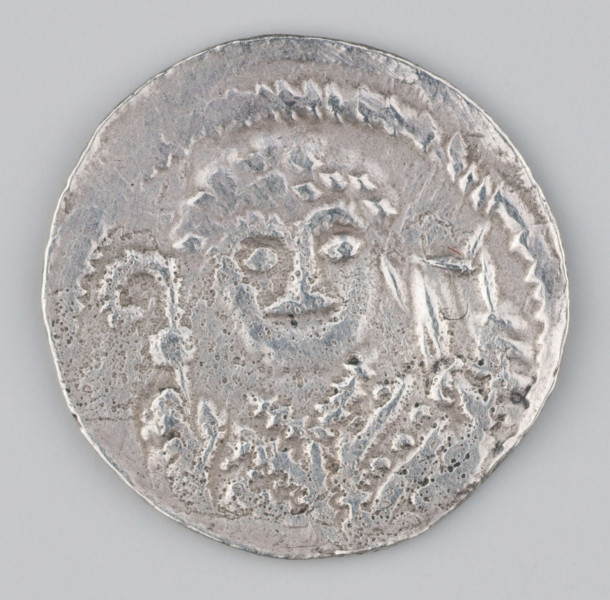 N/2827/ML - AV. W otoku popiersie księcia twarzą wprost z mieczem w prawej, a tarczą w lewej ręce. Nad tarczą litery N C.  Miecz przedziela litery I Z. Na poziomie głowy widocznych pięć perełek.
RV. W otoki popiersie biskupa z odkryta głową twarzą wprost z pastorałem w prawej, a księgę w lewej ręce.
