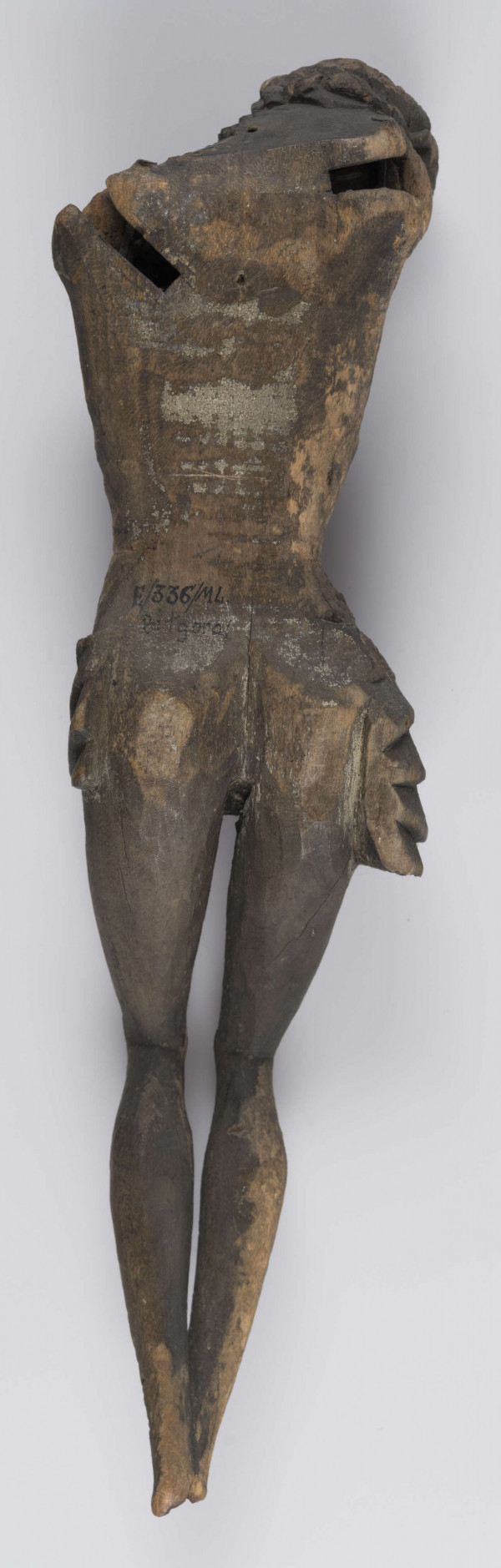 E/336/ML - Chrystus Ukrzyżowany. Stan rzeźby zły, brak rąk i stóp. Głowa lekko pochylona w prawo. Twarz o wyrazistych rysach. Na głowie korona cierniowa spleciona z wałeczków, luźno. Perizonium podkreślone łukowatymi żłobieniami. Z prawej strony płat materiału stanowiący perizonium - związany w fantazyjny węzeł. Nogi proste. Wyodrębnione uda, kolana i łydki. Stopy złączone.
