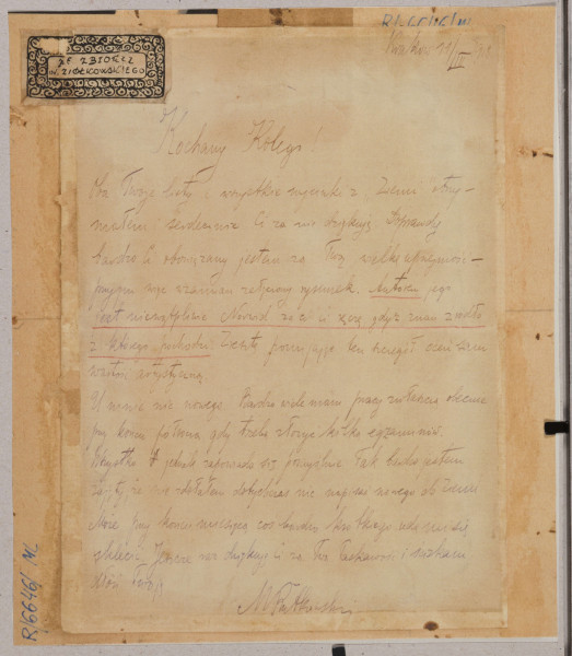 R/6646/ML - Portret młodej kobiety. W ujęciu do kolan, siedząca, tułów lekko w lewo, głowa 3/4 w prawo, pochylona. Twarz o miekkich rysach, włosy zaczesane gładko, z tyłu ukryte pod czepkiem ozdobionym wstążkami. Ubrana w obszerną, drapowaną szatę z pęknięciem przy dekolcie. Rozszerzające się do dołu rękawy ukrywają rozłożone ręce. Rysunek prowadzony miękkimi, swobodnymi kreskami, z delikatnie zaznaczonym światłocieniem.