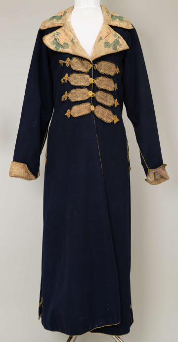 Żupan kobiecy granatowy z fabrycznego sukna z płócienna podszewką. Długi, sięgający poniżej łydki. U góry dopasowany, u dołu rozszerzany przez fałdy z tyłu i po bokach. Tylne cięcia w pasie i kliny boczne obszyte szerokim złotym szamerunkiem. Przy zapięciu 4 ozdobne guzy. Kołnierz duży, wykładany z klapkami. Obszyty, podobnie jak wywijane mankiety, wielobarwna tkaniną typu brokat/żakard) ze złotą nitką. Bywał noszony na 2 sposoby: rozpięty i zapięty, gdzie dodatkowo był opasywany wielobarwnym pasem.
