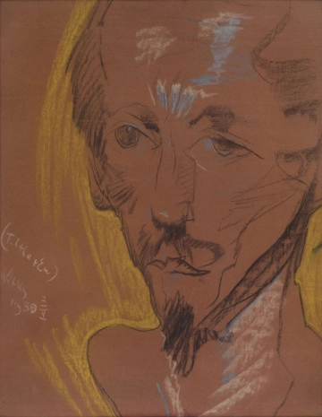 S/G/1224/ML S/G/1224/ML - Portret mężczyzny w popiersiu, lekko w lewo. Głowa przesunięta ku prawej krawędzi kompozycji. Twarz trójkątna o wyostrzonych rysach i krótkiej brodzie, poddana lekkiej deformacji, modelowana pospiesznymi kreskowaniami. Owal twarzy i zarys ramienia podkreślony pociągnięciami żółtego pastelu.