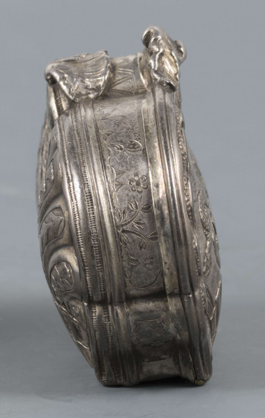 S/Mt/566/ML - Denko puklowane w formie dwóch złożonych symetrycznie muszli, zdobionych rzędami kampanuli i podobnie uformowane wieczko, z bogatszą dekoracją. Na powierzchni muszli relief przedstawiający dwa hipokampy z zakręconymi rybimi ogonami - prawy z głową konia, lewy z głowa orła - dosiadane przez putta. W polach między muszlami na dole slimak, u góry wąż. Ścianki boczne grawerowane : elementy pejzażu, ptak, królik, kwiaty i kratka regencyjna. Wnętrze złocone.
 Wewnątrz na denku i wieczku powtórzone punce ze znakami:
- miejska Paryża z 1. poł XVIII w. (litera S pod koroną
- złotnika o inicjałach 