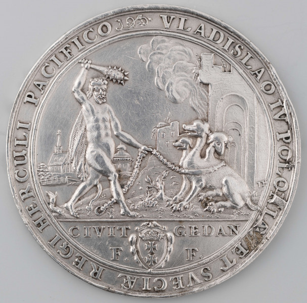 N/1242/ML - AV. W tondzie ujetym profilowym otokiem Hercules poskramia ujarzmionego Cerbera. W tle kosciół. Z prawej litery I H, monogram autora medalu. Niżej, w odcinku, kartusz z herbem miasta rozdziela napis:
CIVIT - GEDAN / F . - F .
w otoku napis rozpoczynający się od arabeski:
VLADISLAO IV POLONIAE ET SVECIAE REGI HERCULI PACIFICO

RV. W tondzie ujętym profilowanym otokiem dwa ukoronowane orły. Z lewej polski ze Snopkiem Wazów, z prawej dwugłowy z herbem Habsburgów na piersiach. W otoku napis poprzedzony rozetką:
REGALES AQUILAE PROGENERANT AQUILAM . MDCXXXVII .
W miejscu kropek znaki międzywyrazowe w postaci rombów.

Wżery na RV. najprawdopodobniej będące pozostałością po zalaniu kwasem. Na AV. w obszarze legendy cechy bicia pękniętym stemplem.