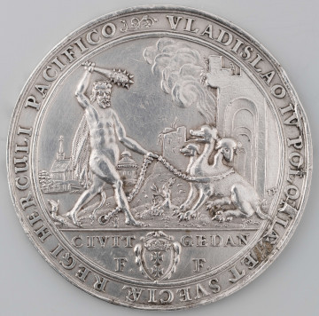 N/1242/ML - AV. W tondzie ujetym profilowym otokiem Hercules poskramia ujarzmionego Cerbera. W tle kosciół. Z prawej litery I H, monogram autora medalu. Niżej, w odcinku, kartusz z herbem miasta rozdziela napis:
CIVIT - GEDAN / F . - F .
w otoku napis rozpoczynający się od arabeski:
VLADISLAO IV POLONIAE ET SVECIAE REGI HERCULI PACIFICO

RV. W tondzie ujętym profilowanym otokiem dwa ukoronowane orły. Z lewej polski ze Snopkiem Wazów, z prawej dwugłowy z herbem Habsburgów na piersiach. W otoku napis poprzedzony rozetką:
REGALES AQUILAE PROGENERANT AQUILAM . MDCXXXVII .
W miejscu kropek znaki międzywyrazowe w postaci rombów.

Wżery na RV. najprawdopodobniej będące pozostałością po zalaniu kwasem. Na AV. w obszarze legendy cechy bicia pękniętym stemplem.