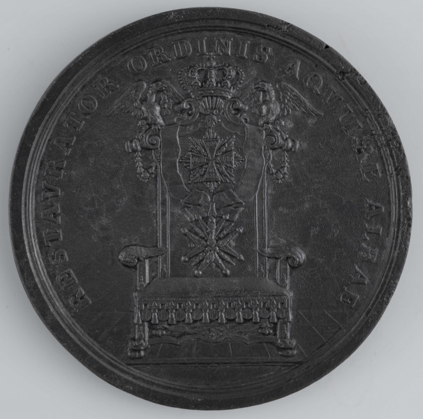 N/1562/ML - AV. Głowa króla w profilu w prawo. W otoku napis rozdzielony na dole przez wizerunek:
D . G . AVGVSTVS II . REX POLON . ELECT . SAXON . 
U dołu sygnatura: H . P . GROSKVRT .

RV. Tron zwieńczony koroną, strzeżoną przez dwa orły. Na oparciu wstęga z odznaką orderową i gwiazdą orderu Orła Białego. W otoku napis rozdzielony na dole przez kompozycję:
RESTAVRATOR ORDINIS AQVILAE ALBAE