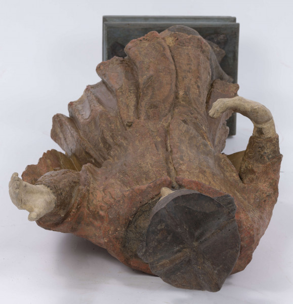 E/16816/ML - Rzeźba drewniana, pełna, polichromowana, przedstawiająca św. Jana Nepomucena. Kompozycja frontalna. Postać stojąca w kontrapoście – prawa noga zgięta i wysunięta do przodu. Sylwetka przechylona na prawo. Lewa ręka zgięta w łokciu i wysunięta do przodu. Prawa zgięta, uniesiona do góry. Brak atrybutów (krzyża i palmy) w dłoniach.
Postać ubrana w sutannę, komżę drapowaną w fałdy i zakończoną koronką, płaszcz z kapturem. Ślady złoceń na partii ubrania. Głowa skierowana na prawo. Twarz podłużna (kolor kremowy), usta proste, oczy z zaznaczonymi na ciemno tęczówkami, nos prosty, lekko zaznaczone kości policzkowe. Wolutowe pukle brody i włosów, symetryczne. Na głowie ciemnobrązowy biret. Stopy wystające spod sutanny.

Konserwacja: 2001 r.