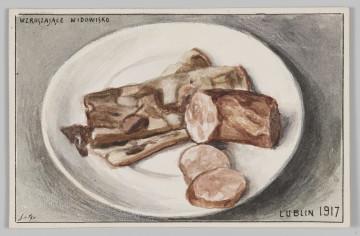 R/6708/ML - Martwa natura. Na szarym tle, w centrum biały talerzyk w widoku z góry. Na nim dwa plastry salcesonu, kawałek cienkiej kiełbasy i odkrojone z niego dwa okrągłe plasterki wędliny przedstawione realistycznie w naturalnych kolorach brązów, ugrów, przełamanego karminu.
